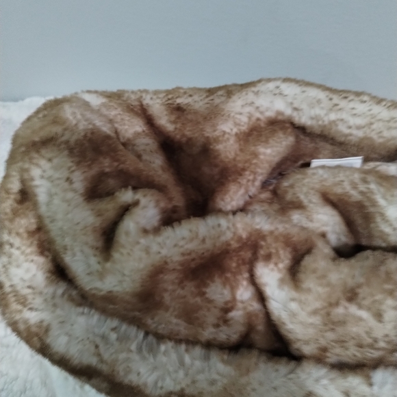 Free country Faux Far Neck Scarf - Picture 3 of 17